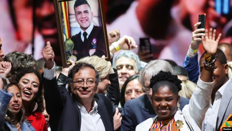 El presidente colombiano Gustavo Petro y la vicepresidenta Francia Márquez celebran, tras la victoria electoral, en el Movistar Arena, en Bogotá, Colombia, el 19 de junio de 2022.