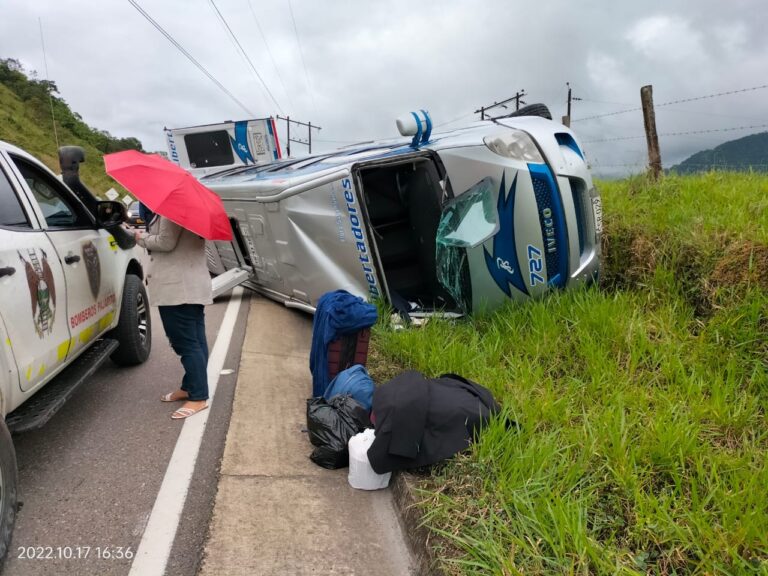 Tres heridos al accidentarse buseta de Los Libertadores en Pajarito