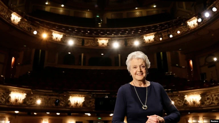 Foto ARCHIVO - La actriz Angela Lansbury durante una sesión fotográfica en el Gielgud Theatre, de Londres, en enero de 2014.