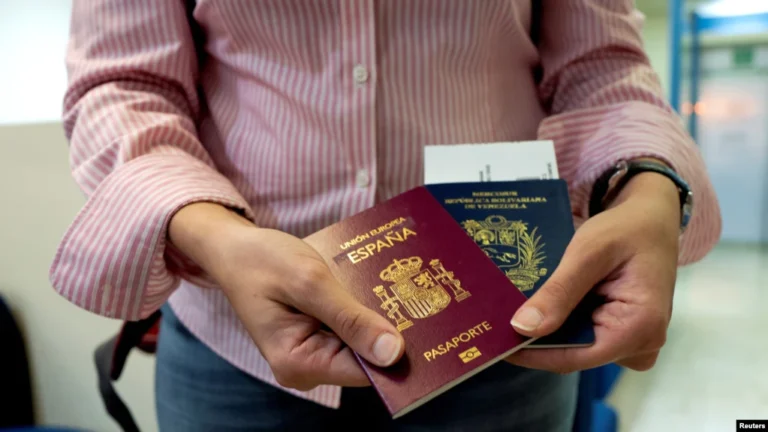 Mariana Elias muestra sus pasaportes español y venezolano en el aeropuerto Simón Bolívar, Venezuela, antes de emigrar a Barcelona, España.