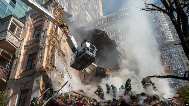 Los bomberos trabajan después de un ataque con drones contra edificios en Kyiv, Ucrania, el 17 de octubre de 2022.Los bomberos trabajan después de un ataque con drones contra edificios en Kyiv, Ucrania, el 17 de octubre de 2022.