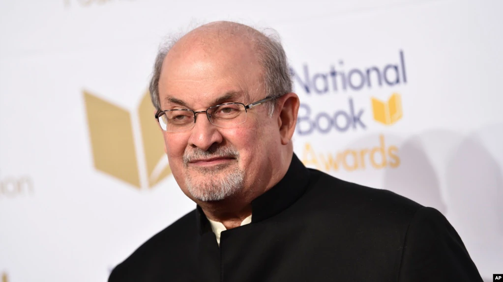 ARCHIVO - Salman Rushdie asiste a la 68va edición de los Premios Nacionales del Libro el 15 de noviembre de 2017 en Nueva York.