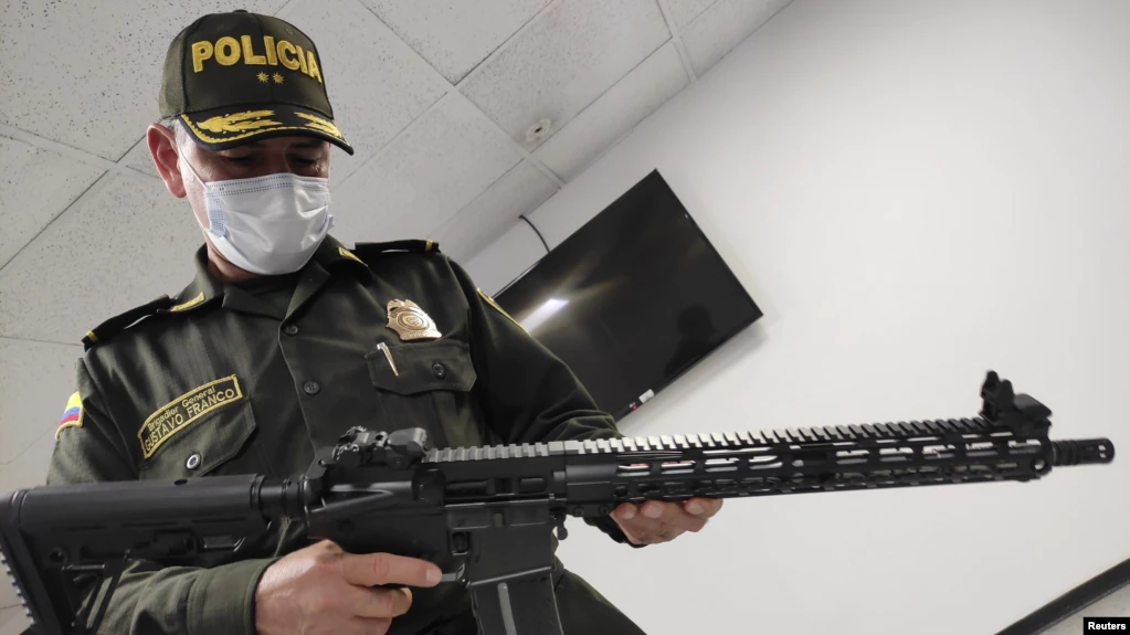 El brigadier general Gustavo Franco, director de la Policía Fiscal y Aduanera sostiene un fusil Anderson AM-15 que iba destinado a la guerrilla izquierdista del ELN en Venezuela, el cual fue incautado durante un operativo policial, en Bogotá, Colombia 25 de enero de 2021.