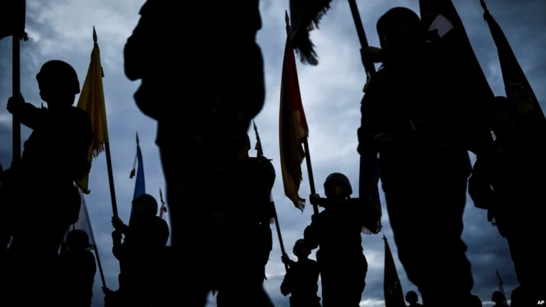 Foto: Desfile de soldados durante una ceremonia militar que marca el 212 aniversario del ejército, en la base militar Tolemaida, en Melgar, Colombia, el 5 de agosto de 2022.