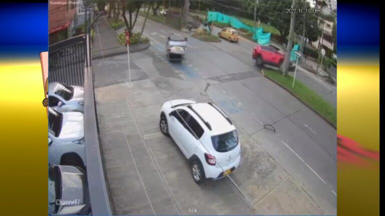 De no te lo puedo creer: accidente de dos carros en Cali, se chocan y se voltean