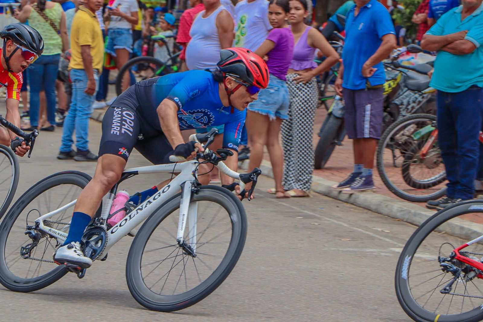 Se corrió la XLIII Clásica Nacional De Ciclismo “Ciudad de Aguazul” con la participación de 240 pedalistas, 15 departamentos en las categorías Pre Juvenil, Juvenil y Elite, masculina y femenina.