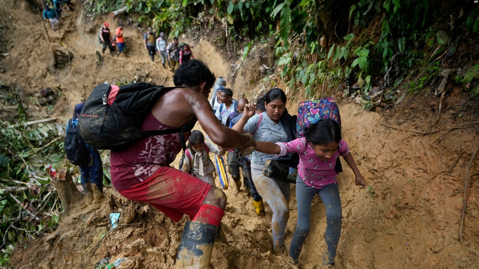 Migrantes, en su mayoría venezolanos, cruzan el Tapón del Darién desde Colombia hacia Panamá el 15 de octubre de 2022.