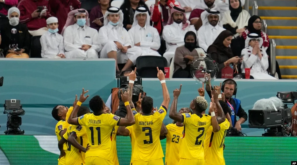 Ecuador amarga la fiesta a Qatar con victoria de 2-0 en apertura del Mundial