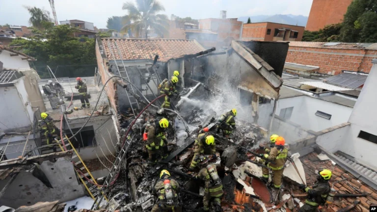 Avioneta cae sobre viviendas en Medellin