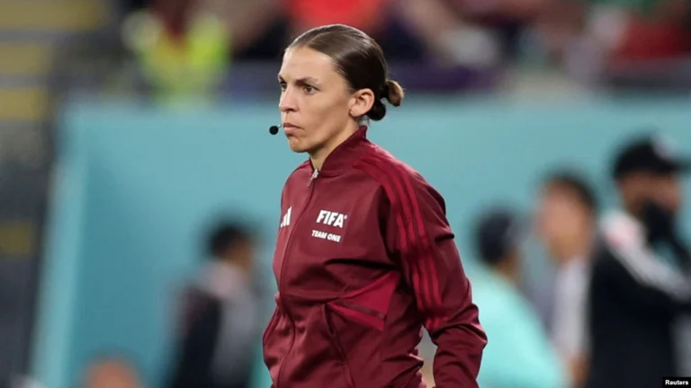 La árbitro francesa Stephanie Frappart . (REUTERS/Carl Recine)