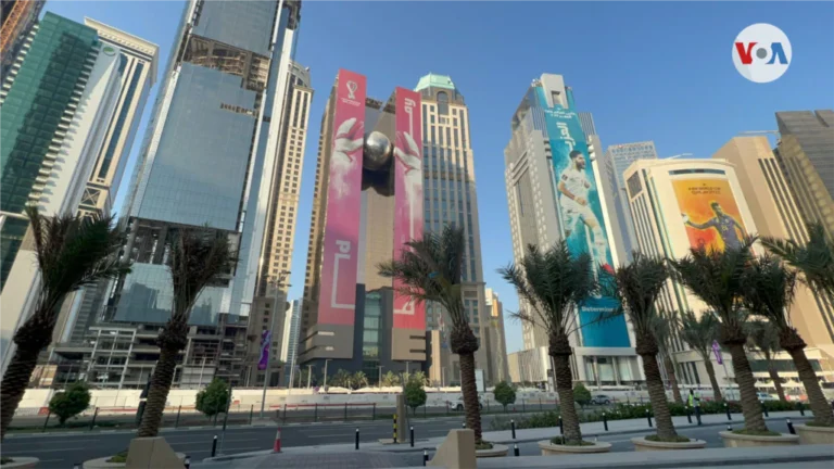 Doha, capital de Qatar, es la sede de la Copa Mundial de Fútbol 2022, lo que se refleja en sus calles y edificios. [Foto: Celia Mendoza]