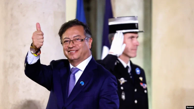 El presidente de Colombia, Gustavo Petro, a su llegada al Palacio del Elíseo, en Paris, el 11 de noviembre de 2022.