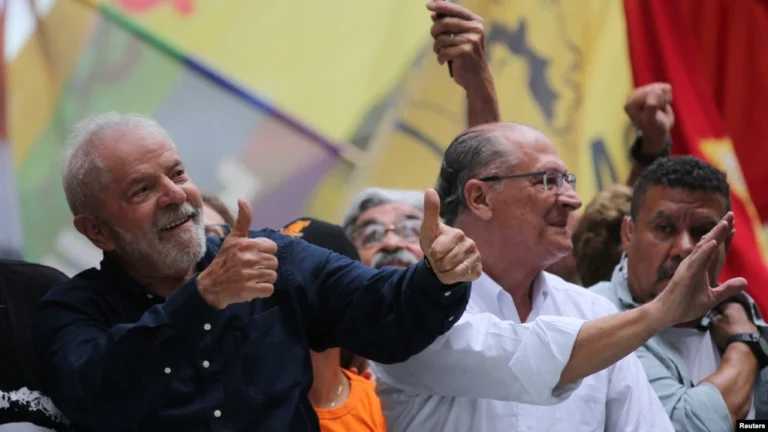 El entonces candidato presidencial Luis Inácio Lula da Silva, junto a su compañero de fórmula Geraldo Alckmin, levantan el pulgar durante una marcha en Porto Alegre, Brasil, el 19 de octubre de 2022.