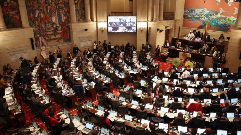 Foto Los miembros del congreso de Colombia se reúnen en el salón del congreso durante un debate sobre la reforma tributaria, en Bogotá, Colombia, el 2 de noviembre de 2022.