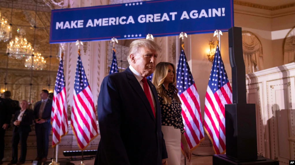 El expresidente Donald Trump y la ex primera dama Melania Trump llegan a Mar-a-Lago, en Florida, para anunciar que el exmandatario se posturlará para la Casa Blanca por tercera vez, el 15 de noviembre de 2022.