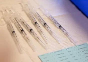 Las nuevas vacunas contra el COVID-19 ofrecen mejor protección que las originales