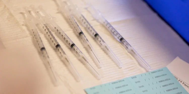 Las nuevas vacunas contra el COVID-19 ofrecen mejor protección que las originales