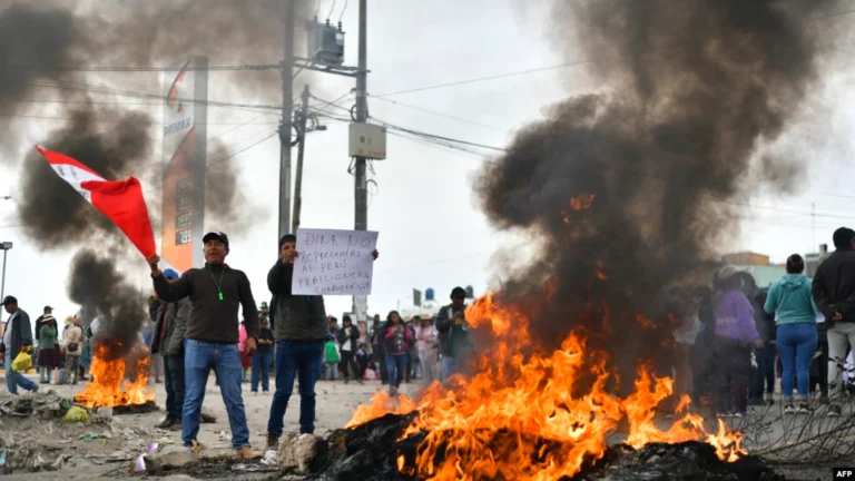Manifestantes en Perú
