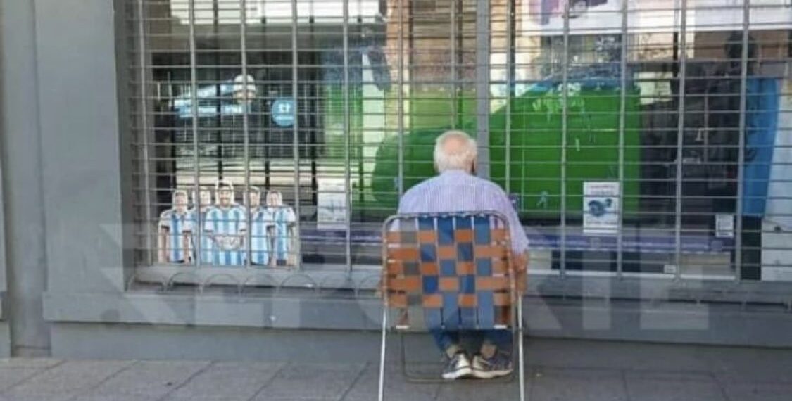 Abuelito vio el Mundial desde la ventana de una tienda de electrodomésticos