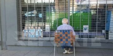Abuelito vio el Mundial desde la ventana de una tienda de electrodomésticos