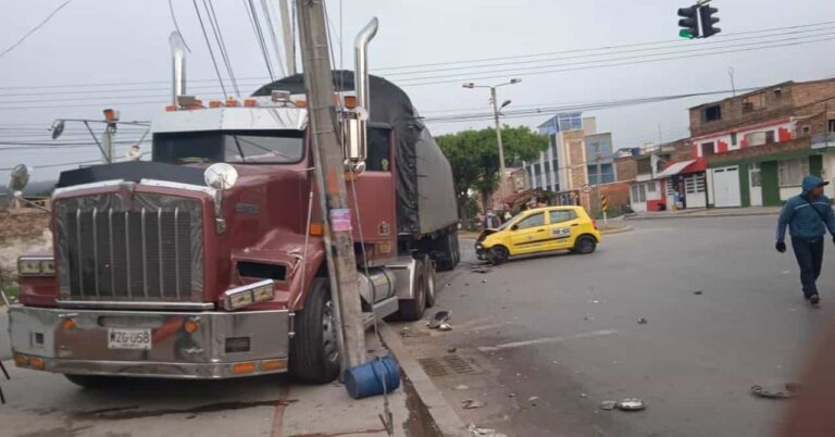 Tractomula accidentada en la carrera 7 con 26 en Sogamoso