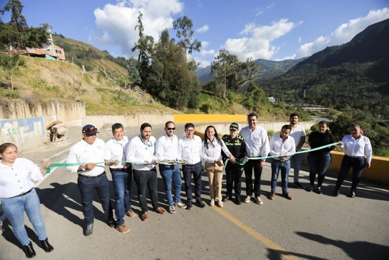 Ramiro Barragán, gobernador de Boyacá, entregando obras