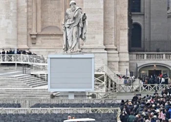 Los fieles presentan sus respetos al papa emérito Benedicto XVI
