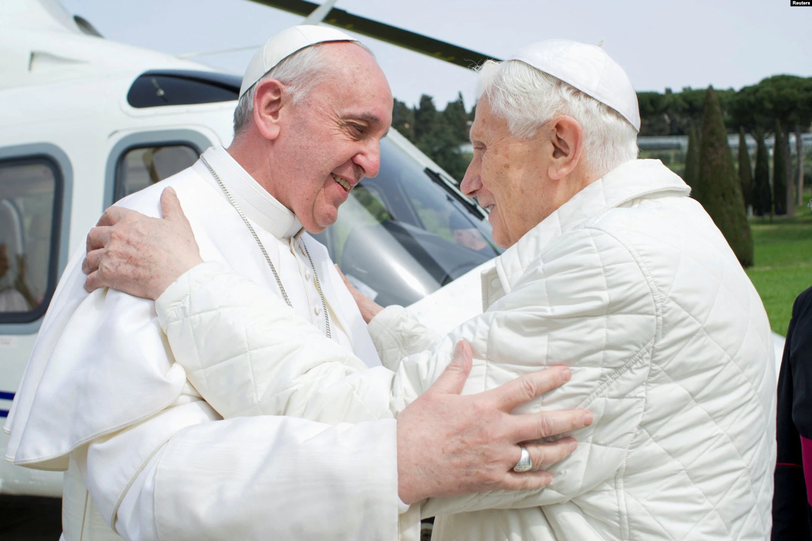 El papa Francisco abraza al papa emérito Benedicto XVI a su llegada a la residencia de verano de Castel Gandolfo el 23 de marzo de 2013.