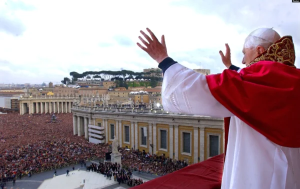 El papa Benedicto XVI, antes cardenal Joseph Ratzinger, en el balcón de la Basílica de San Pedro en el Vaticano después de ser elegido por el cónclave de cardenales, el 19 de abril de 2005.