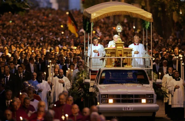 El papa Benedicto XVI encabeza una tradicional procesión religiosa por las calles de Roma el 26 de mayo de 2005.