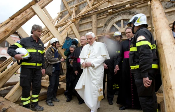 El pontífice visitando una pequeña iglesia en el pueblo destruido por el terremoto de Onna, cerca de Aquila, Italia, el 28 de abril de 2009.