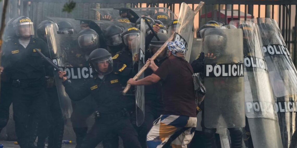 Miles protestan en Perú, chocan con la policía en Lima