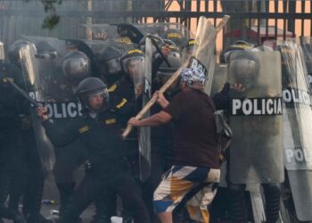 Miles protestan en Perú, chocan con la policía en Lima