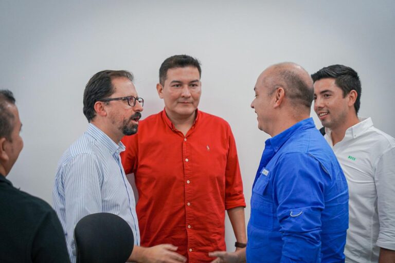 Hugo Archila, y el Viceministro Felipe Arbouin Gómez,