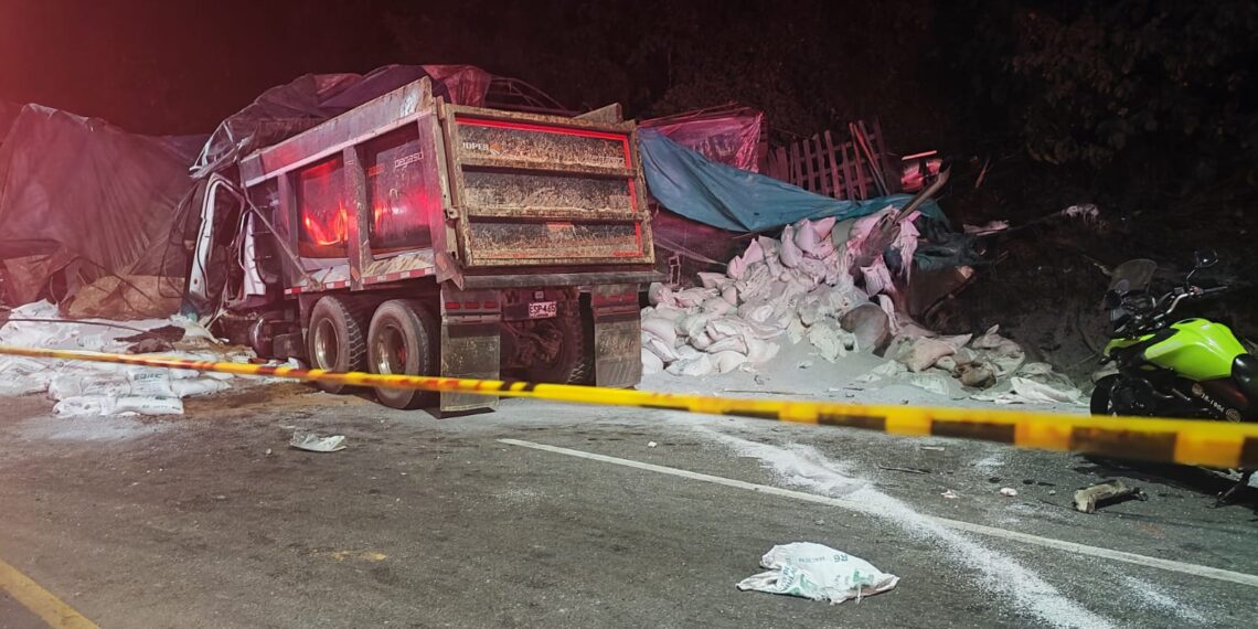 En video: Tractomula arrolló un bus de pasajeros: 3 muertos y 12 heridos en Antioquia