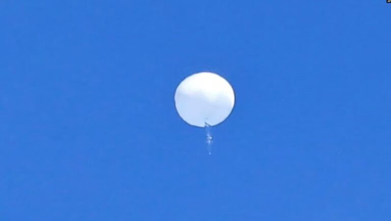 Foto divulgada por AP del globo chino observado sobre el Océano Atlántico el 4 de febrero de 2022.