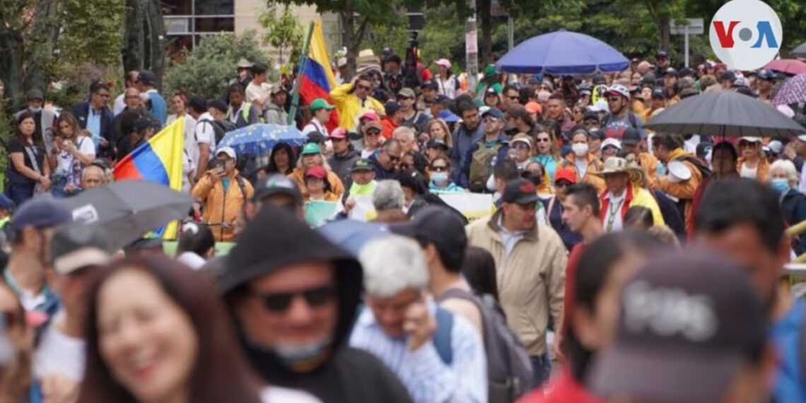 Miles de colombianos salen a las calles en apoyo a las reformas del presidente Petro