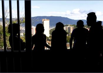 Colombia debe hacer más para detener el reclutamiento de menores por grupos armados ilegales: ONG
