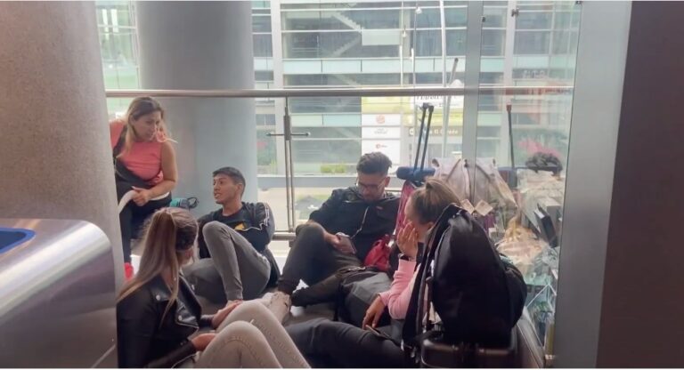 pasajeros duermen en aeropuertos