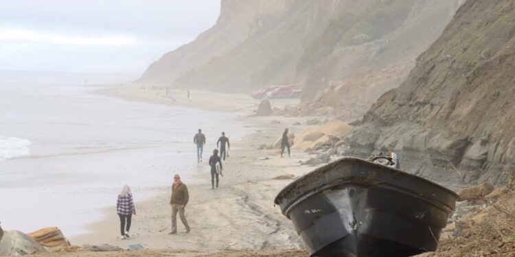 8 muertos por naufragio de presuntos migrantes frente a costa de San Diego