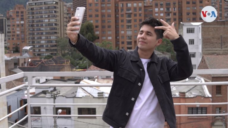 José Ramírez, influencer en TikTok, quien cuenta con más de 250.000 seguidores, posa ante sus seguidores poco antes de una entrevista con la Voz de América. [Foto: Johan Reyes, VOA]