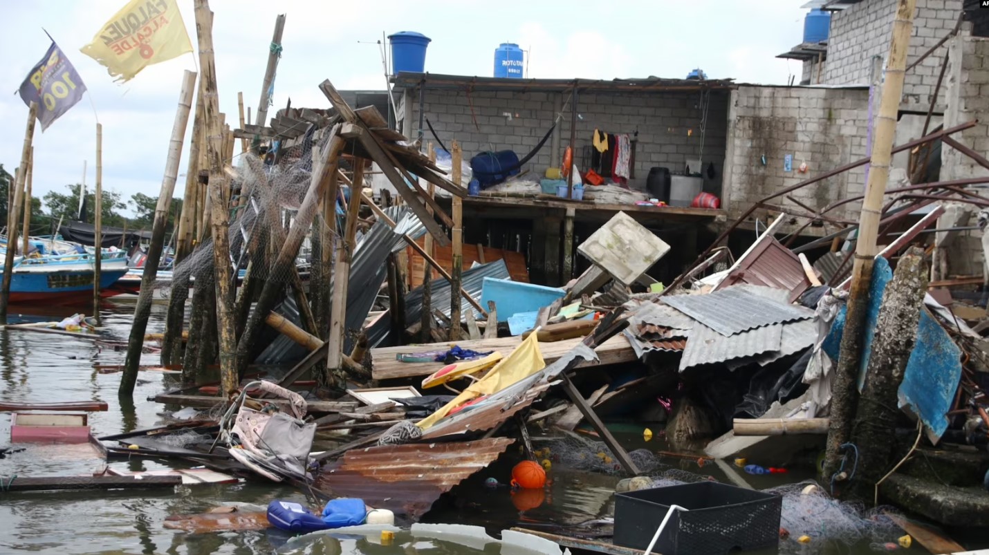 Una casa que se derrumbó sobre el agua después de un terremoto se ve en Puerto Bolívar, Ecuador, el domingo 19 de marzo de 2023.