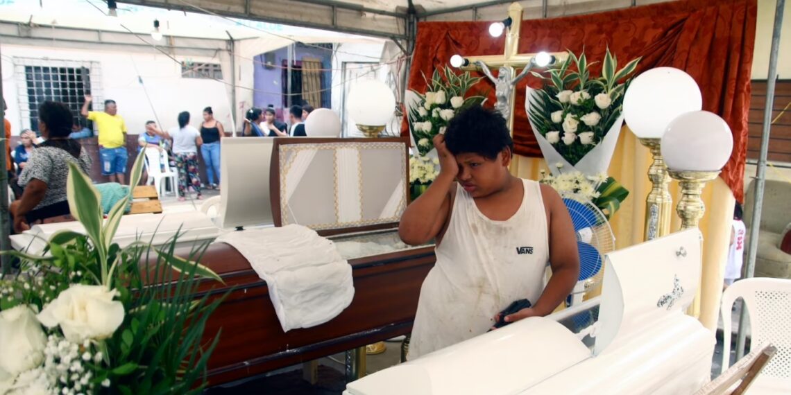 Ecuador: Velan a muertos tras terremoto que dejó destrucción