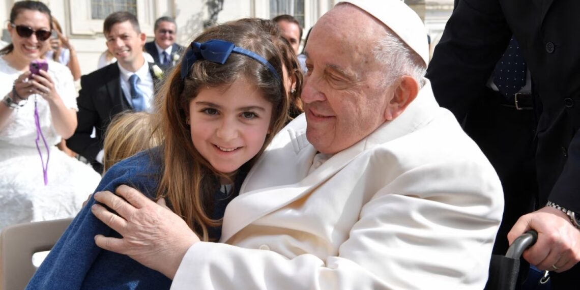 El papa es hospitalizado por infección pulmonar