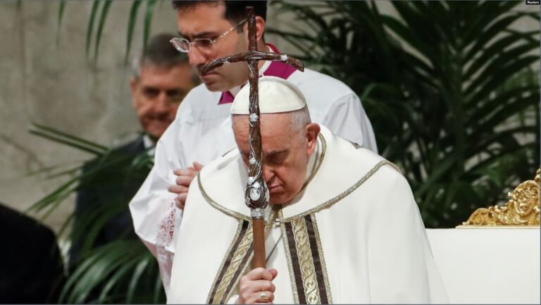 El papa Francisco preside la Misa Crismal en la Basílica de San Pedro en el Vaticano, el 6 de abril de 2023.