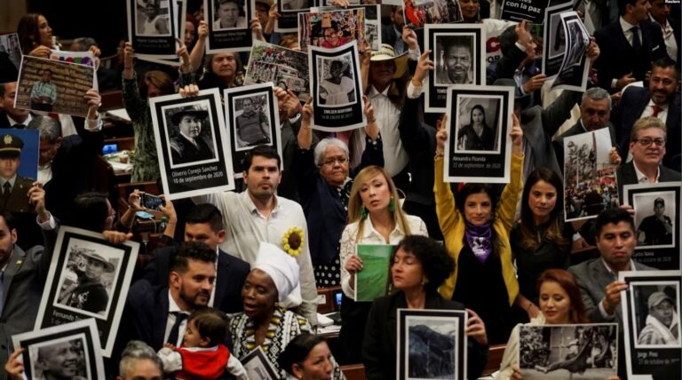 Los legisladores sostienen fotografías de líderes sociales que han sido asesinados cuando el Congreso de Colombia abre su nueva sesión antes de la toma de posesión del presidente electo de izquierda Gustavo Petro, en Bogotá, Colombia, el 20 de julio de 2022.