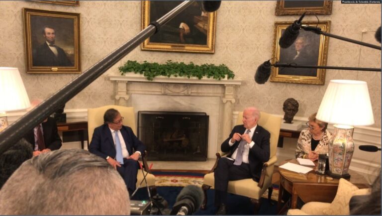 El presidente de EEUU, Joe Biden, a la derecha, recibe a su homólogo de Colombia, Gustavo Petro, en la Casa Blanca, el 20 de abril de 2023.