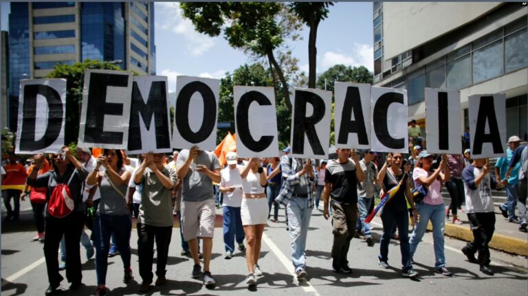 Manifestantes de la oposición protestan en las calles de Venezuela, en esta foto de archivo de agosto de 2017, exigiendo mayor democracia en su nación por parte de las instituciones controladas por el chavismo.