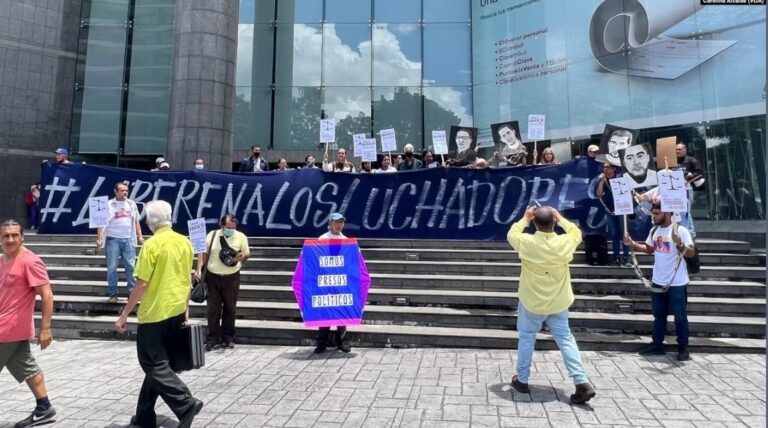 ARCHIVO - Activistas exigen la liberación de los presos políticos en Venezuela e insisten en que debe ser una prioridad en el proceso de diálogo entre la oposición y el gobierno en México.