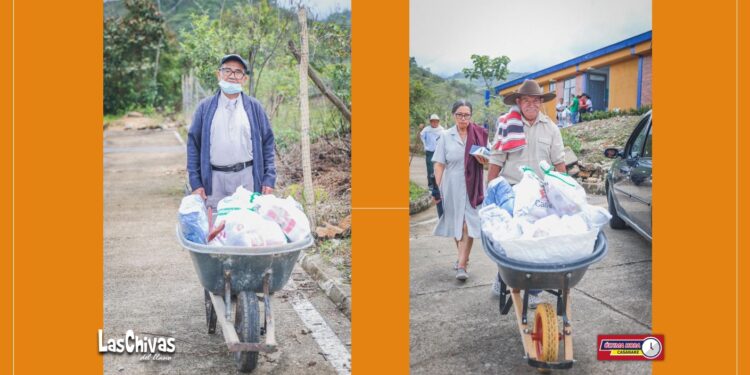 En carretillas, los abuelos cargaron los paquetes nutricionales que les dio la Gobernación de Casanare